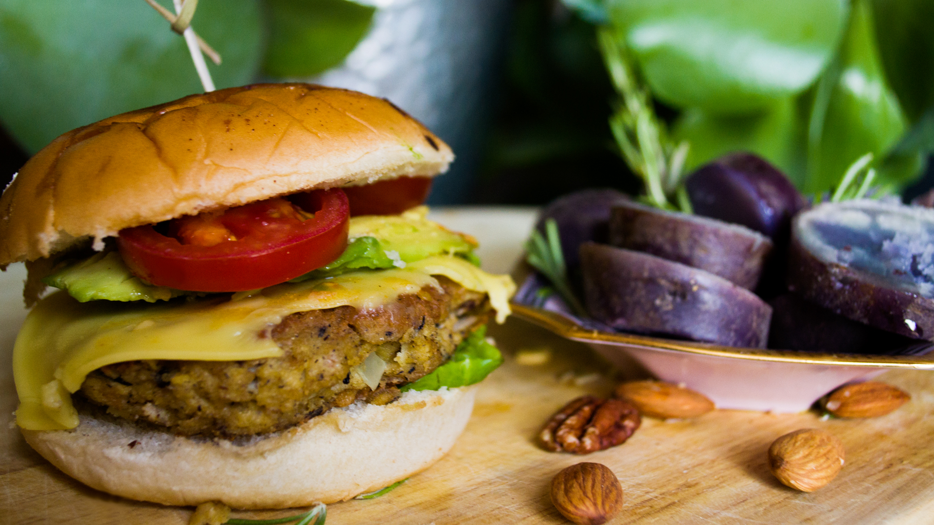 Tofu Cheese Burger mit Kartoffelecken