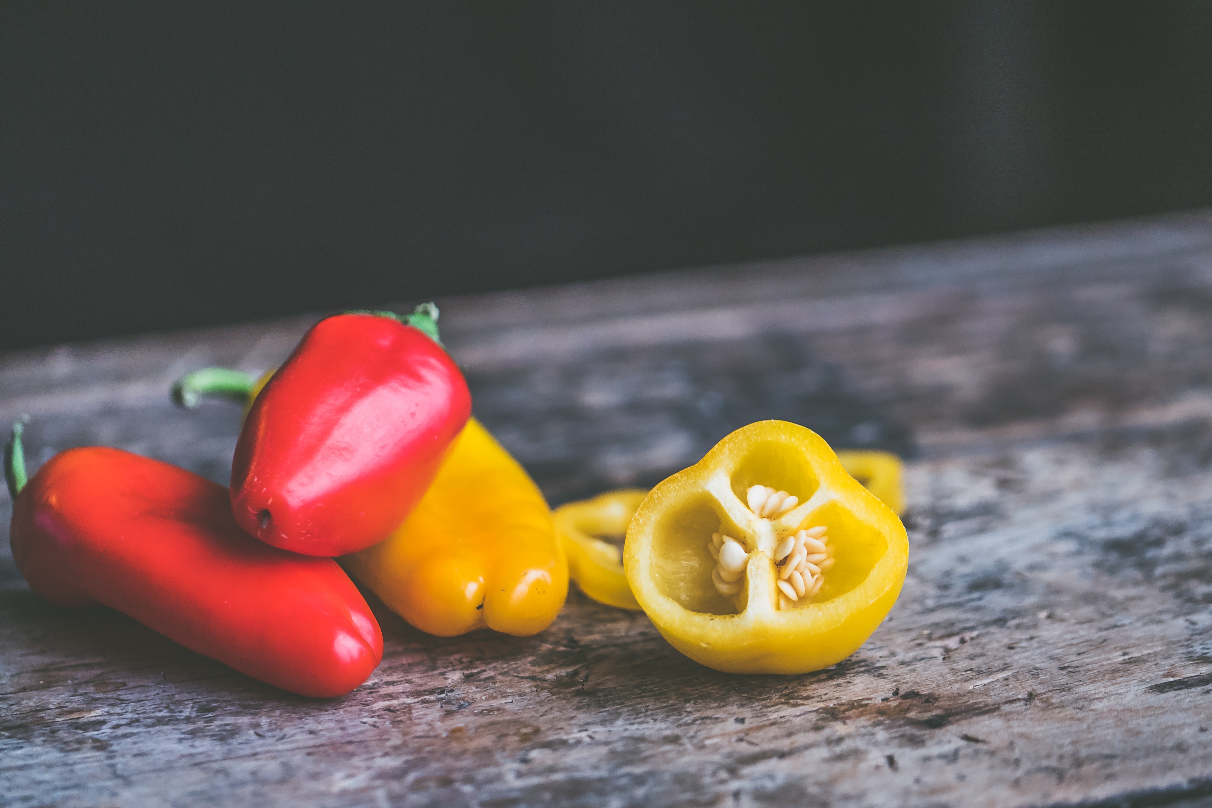 bell-peppers-on-gray-table-858099