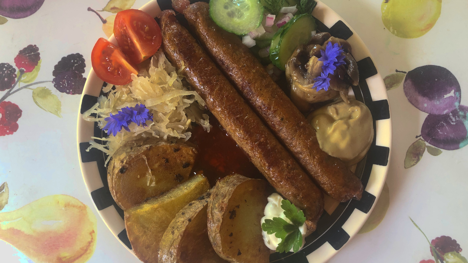Würstchen vegan mit Beilagen