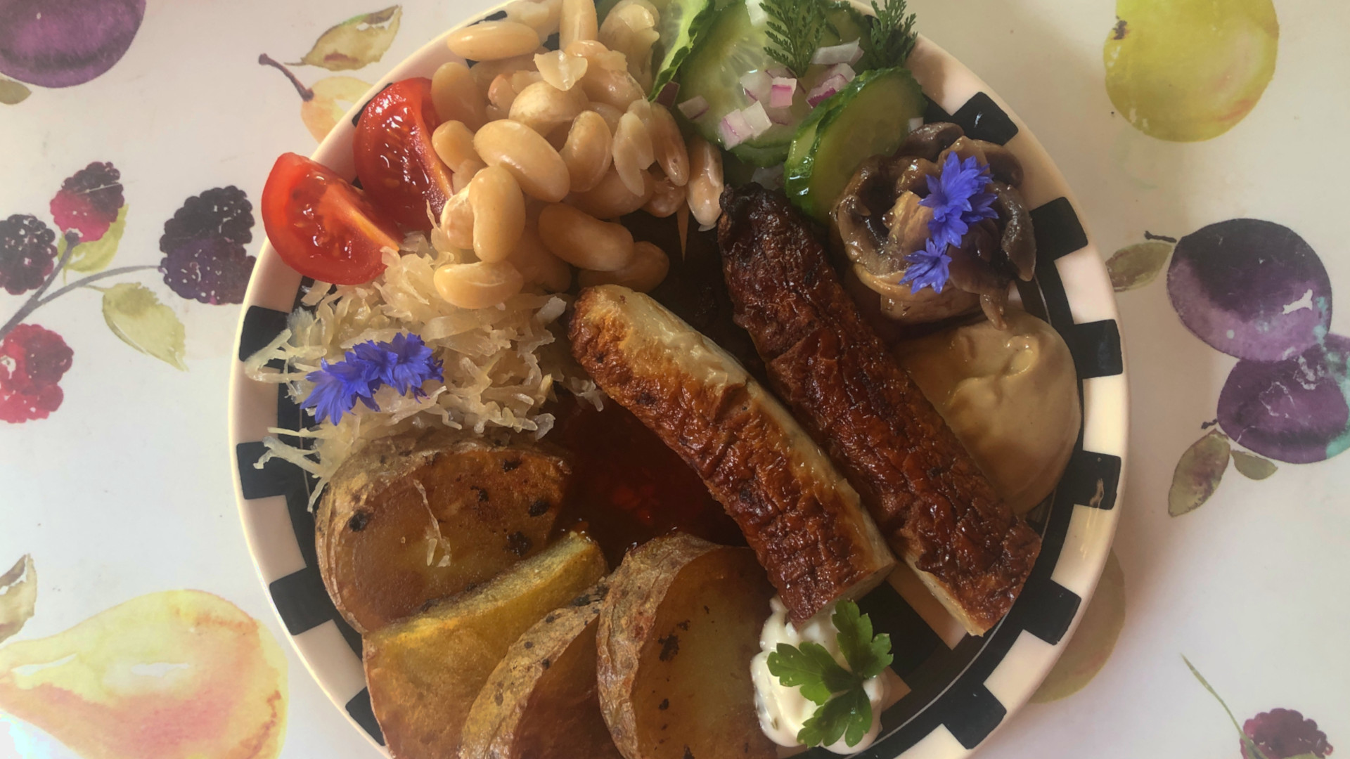 Geflügelwurst mit Beilagen
